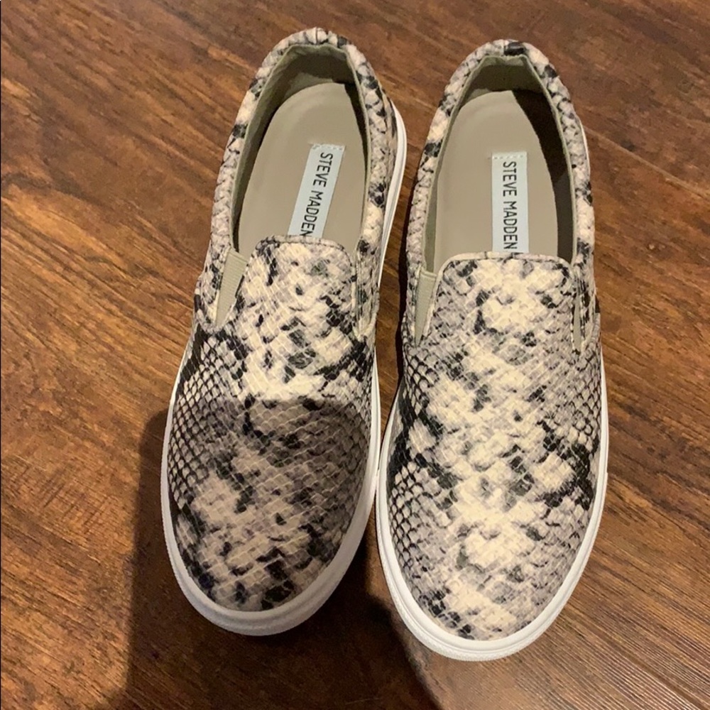 Steve Madden ecentric slip on